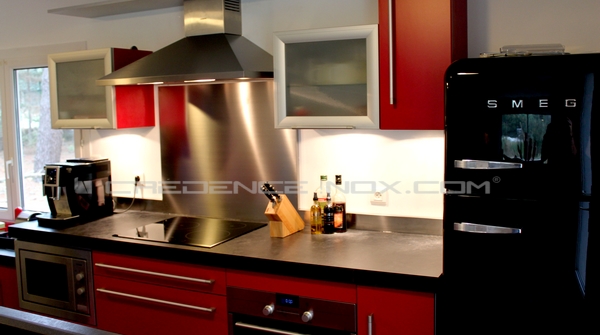 credence cuisine inox et éléments en rouge