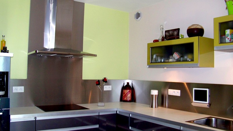 credence cuisine inox et mur vert