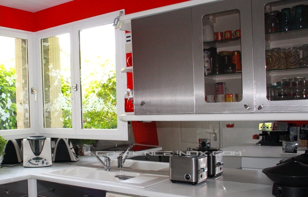 credence cuisine inox miroir et mur peint en rouge