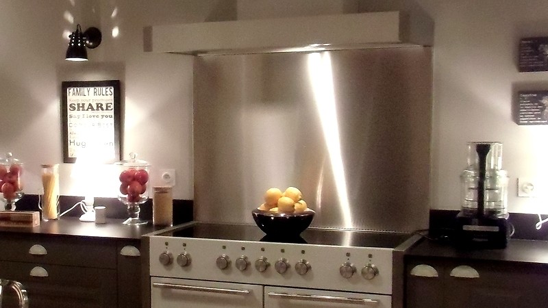 Un cache plaques électriques pour plus d'esthétique dans la cuisine